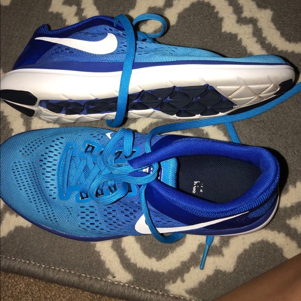 Nike tennis shoes